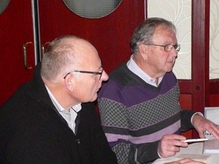 onze serieuze beamermensen die de beelden op beamer verzorgen